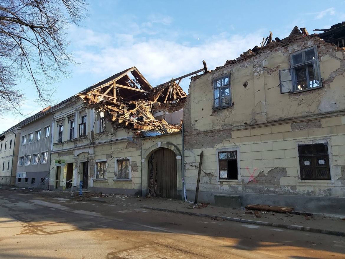 Can a roof help against earthquake?