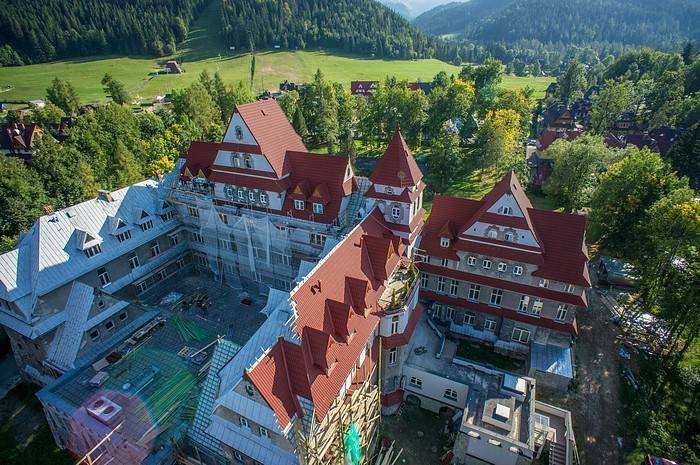 Reroofing of a historic hospital in the mountains