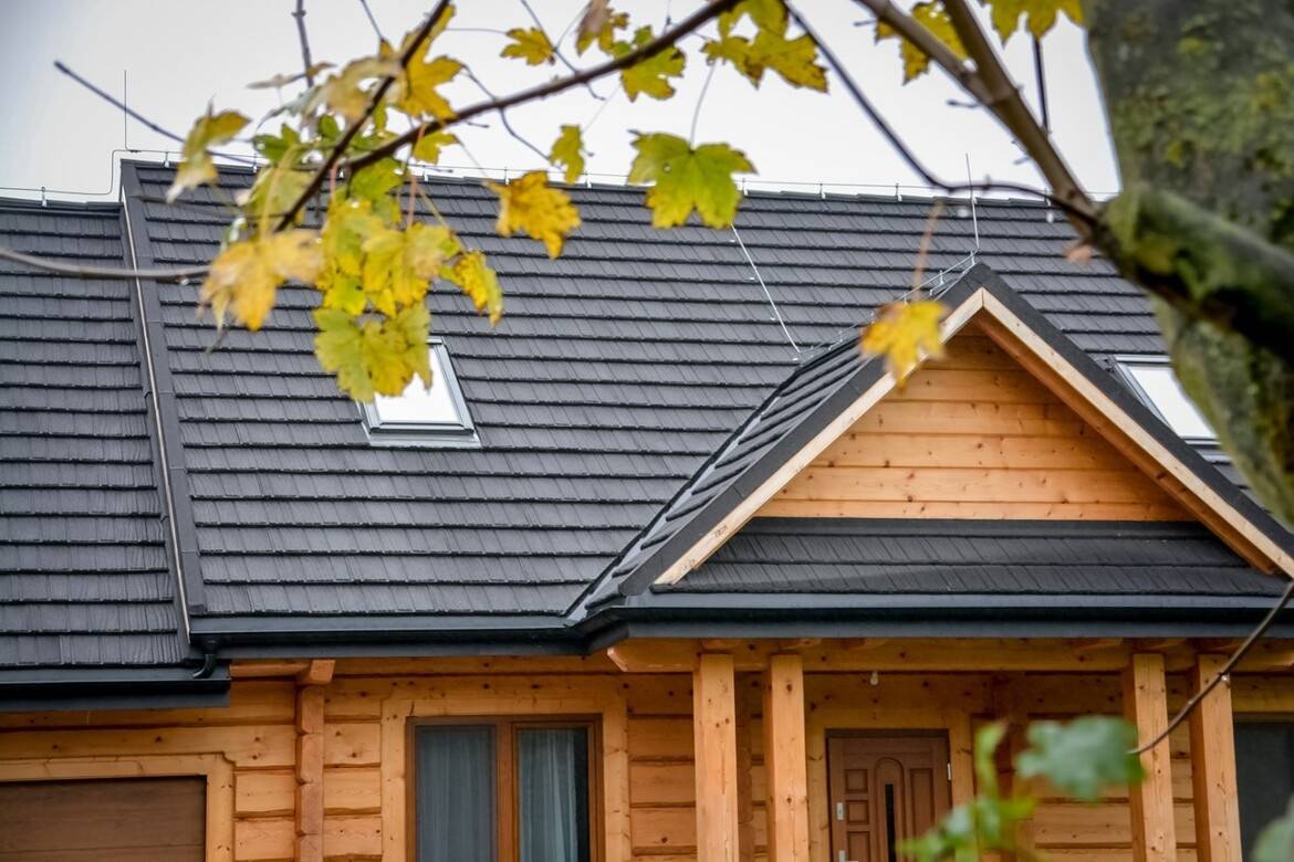 This roof covered with stonecoated metal GERARD Corona is ready for winter