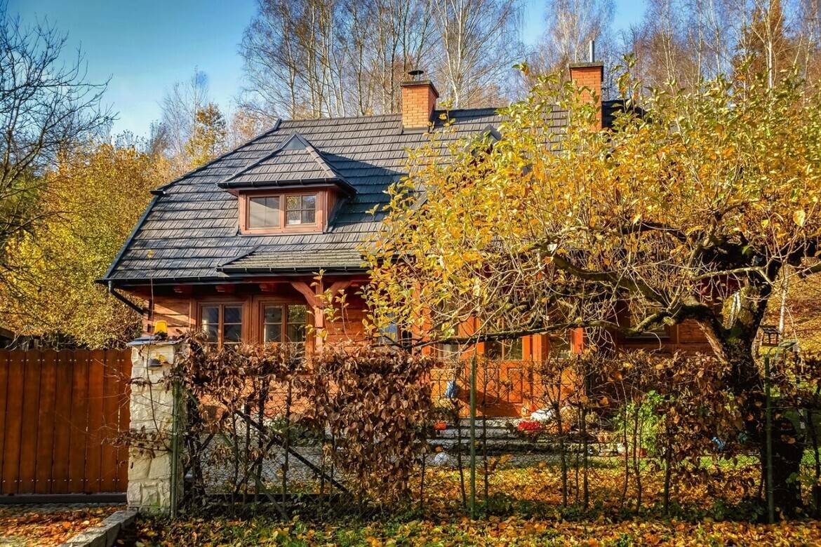 Nujno vzdrževanje strehe, ki ga jeseni ne smete prezreti