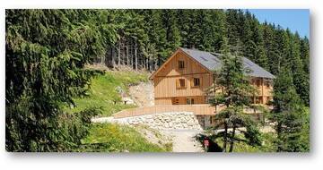 Esettanulmány: DACOLVA A LÁNGOKKAL, AVAGY A MEGFELELŐ TETŐ EGY ELNYŰHETETLEN HEGYI MENEDÉKHÁZRA