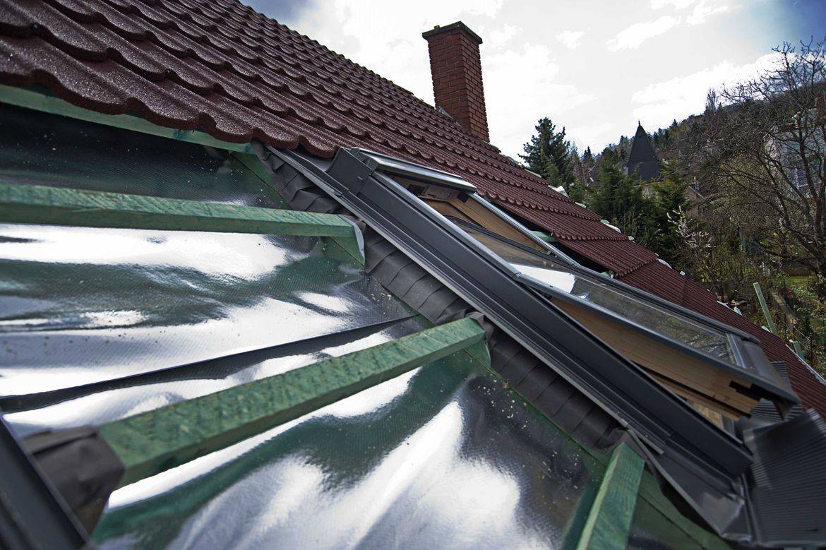 cserepeslemez hatású kőszórt tetőlemez fémből - Solymár