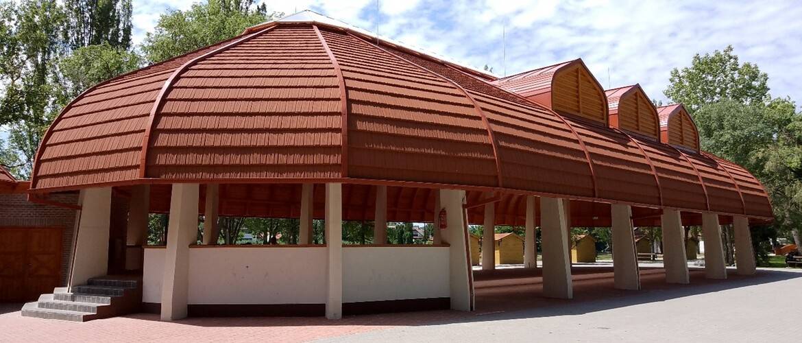 ESETTANULMÁNY: A SZARVASI PARK ÚJ RENDEZVÉNYKÖZPONTJA KÜLÖNLEGES TETŐFEDŐ MEGOLDÁST KAPOTT