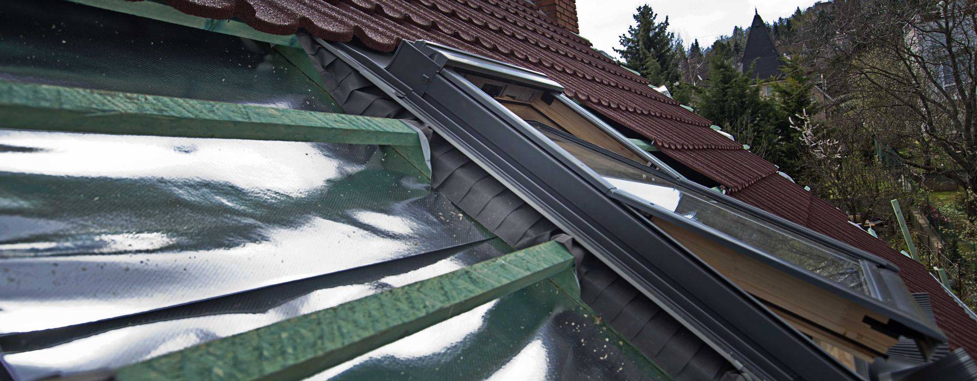 cserepeslemez hatású kőszórt tetőlemez fémből - Solymár