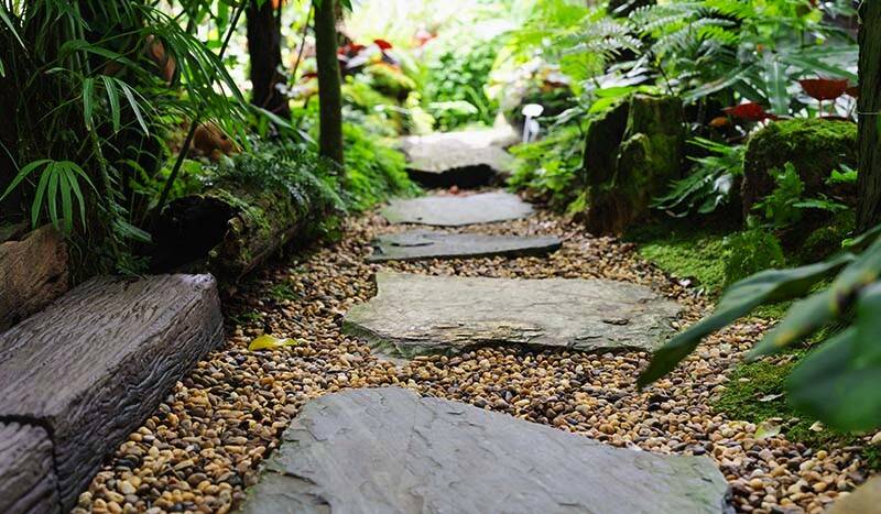 Idei pentru alei şi curţi sustenabile