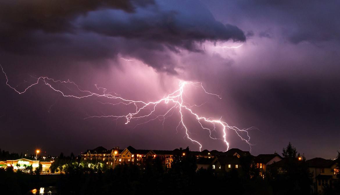 Acoperişurile de metal şi fulgerele