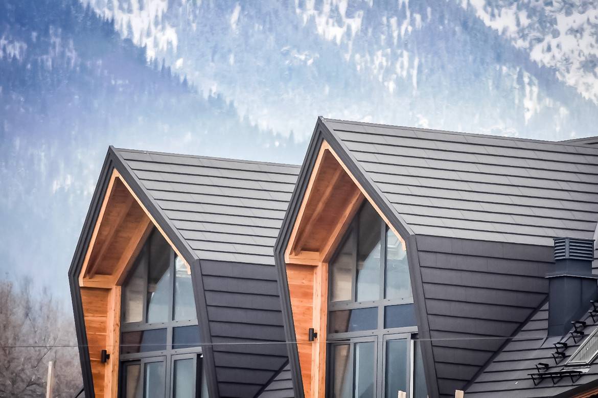 Acoperişul de vis: eleganţă, clasicul negru şi rezistenţă la furtuni