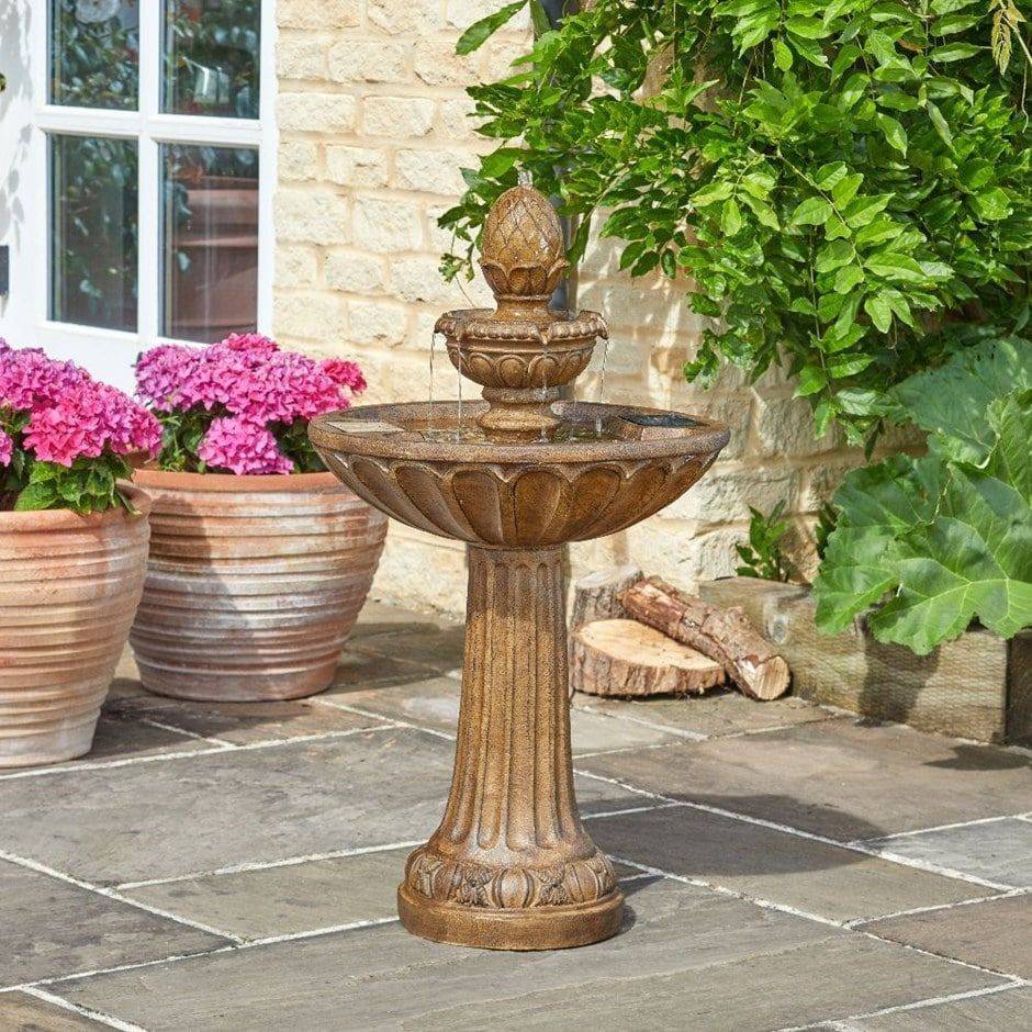 Această fântână cu aspect de piatră, pe mai multe niveluri, este o piesă de rezistenţă.