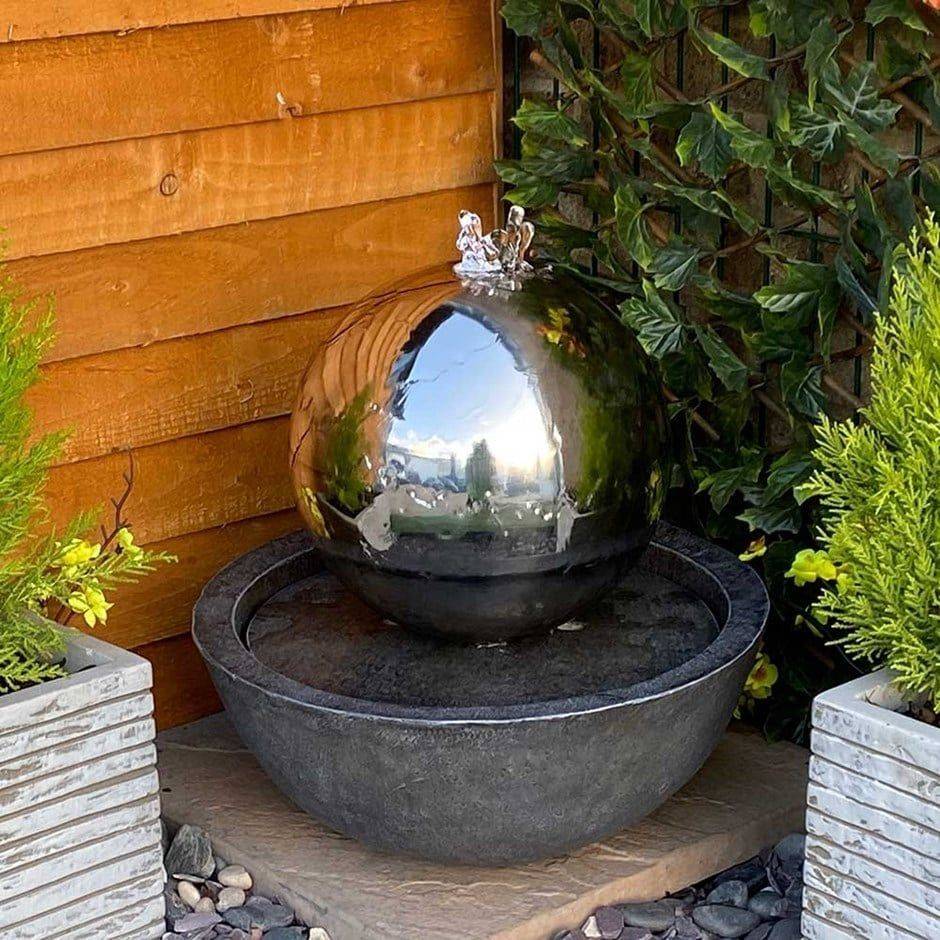 Una dintre variantele mai mici din lista noastră, această fântână sferică este ideală pentru balcoane şi terase.