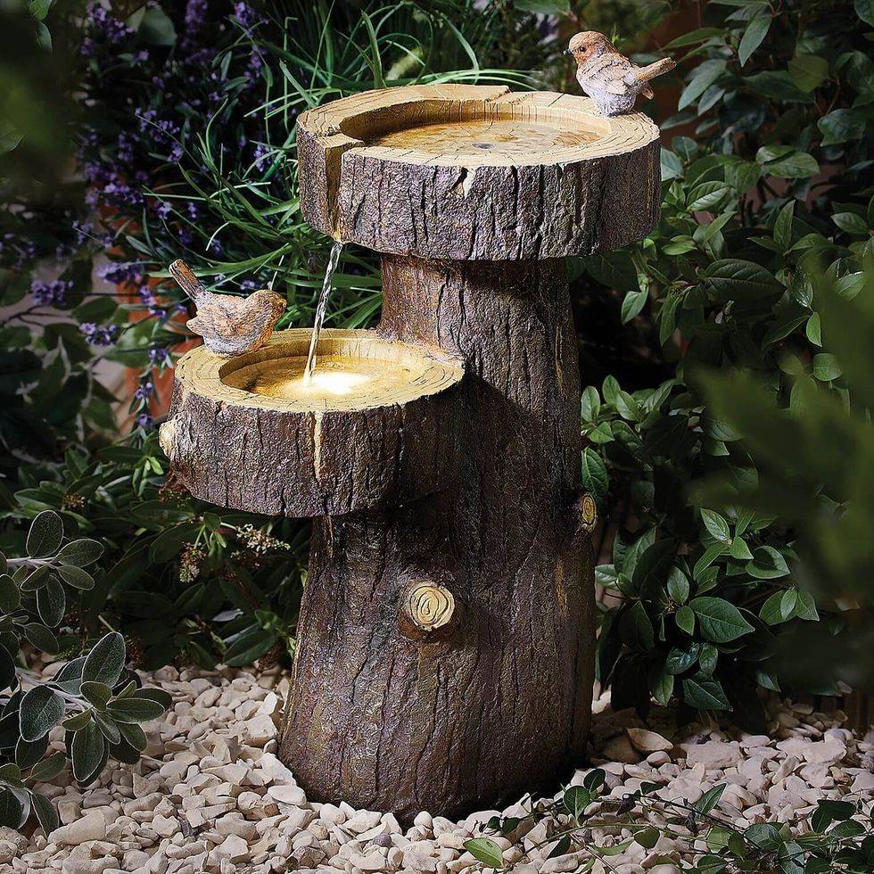 Această fermecătoare instalaţie de apă cu două vrăbiuţe va arăta minunat într-un colţ liniştit de terasă sau între ghivecele de plante.