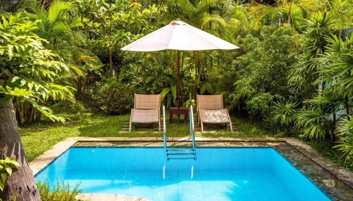 Cum să cureţi o piscină? Iată câţiva paşi uşor de urmat recomandaţi de profesionişti