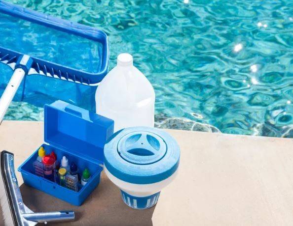 Cum să cureţi o piscină? Iată câţiva paşi uşor de urmat recomandaţi de profesionişti