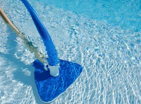 Cum să cureţi o piscină? Iată câţiva paşi uşor de urmat recomandaţi de profesionişti