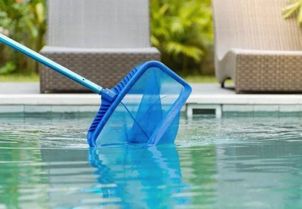 Cum să cureţi o piscină? Iată câţiva paşi uşor de urmat recomandaţi de profesionişti