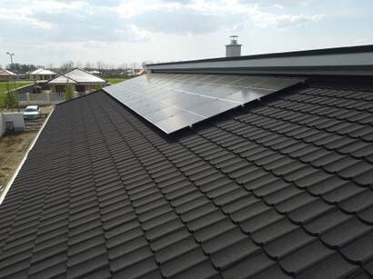 STUDIU DE CAZ: ACOPERIŞ METALIC ACOPERIT CU PIATRĂ NATURALĂ VERSUS ACOPERIŞ CU ŢIGLE DIN BETON