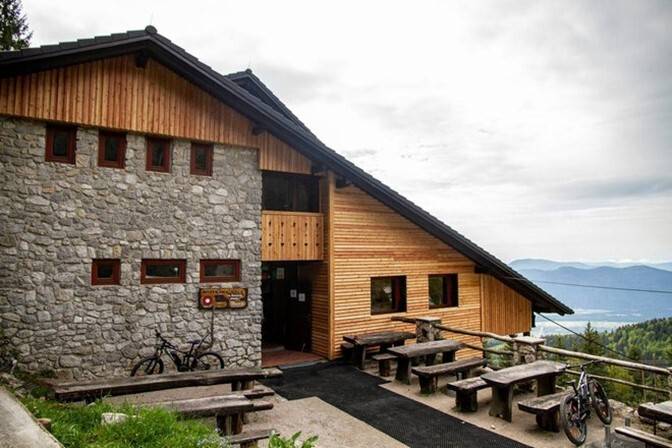 Studiu de caz: SFIDAREA FLĂCĂRILOR: ACOPERIŞUL PREFERAT PENTRU O CABANĂ DE MUNTE REZISTENTĂ