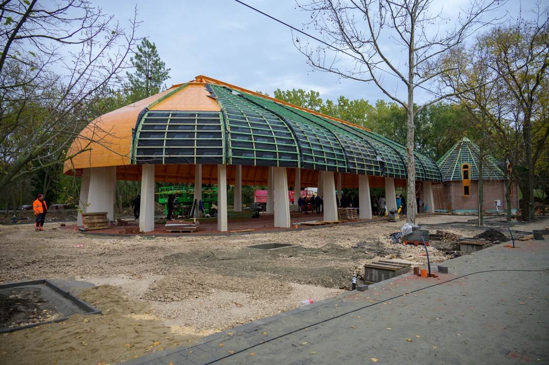 OAZĂ URBANĂ: UN ACOPERIŞ REVOLUŢIONAR ÎNCUNUNEAZĂ NOUL CENTRU DE EVENIMENTE DINTR-UN PARC LUXURIANT (STUDIU DE CAZ)