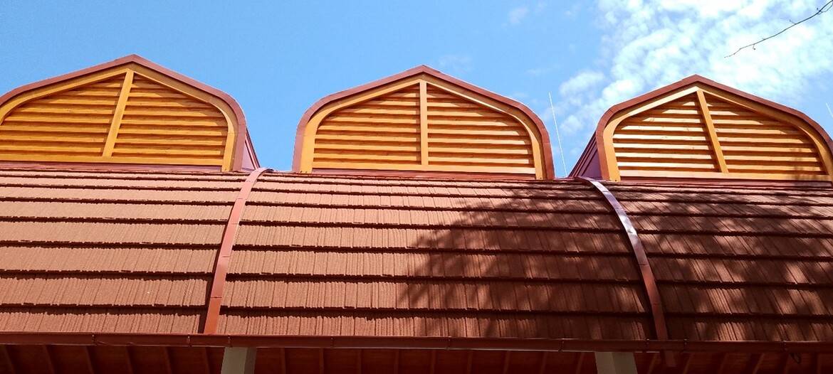 OAZĂ URBANĂ: UN ACOPERIŞ REVOLUŢIONAR ÎNCUNUNEAZĂ NOUL CENTRU DE EVENIMENTE DINTR-UN PARC LUXURIANT (STUDIU DE CAZ)