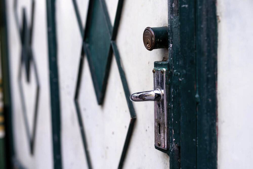 Ghid complet pentru securitatea casei în timpul vacanţei