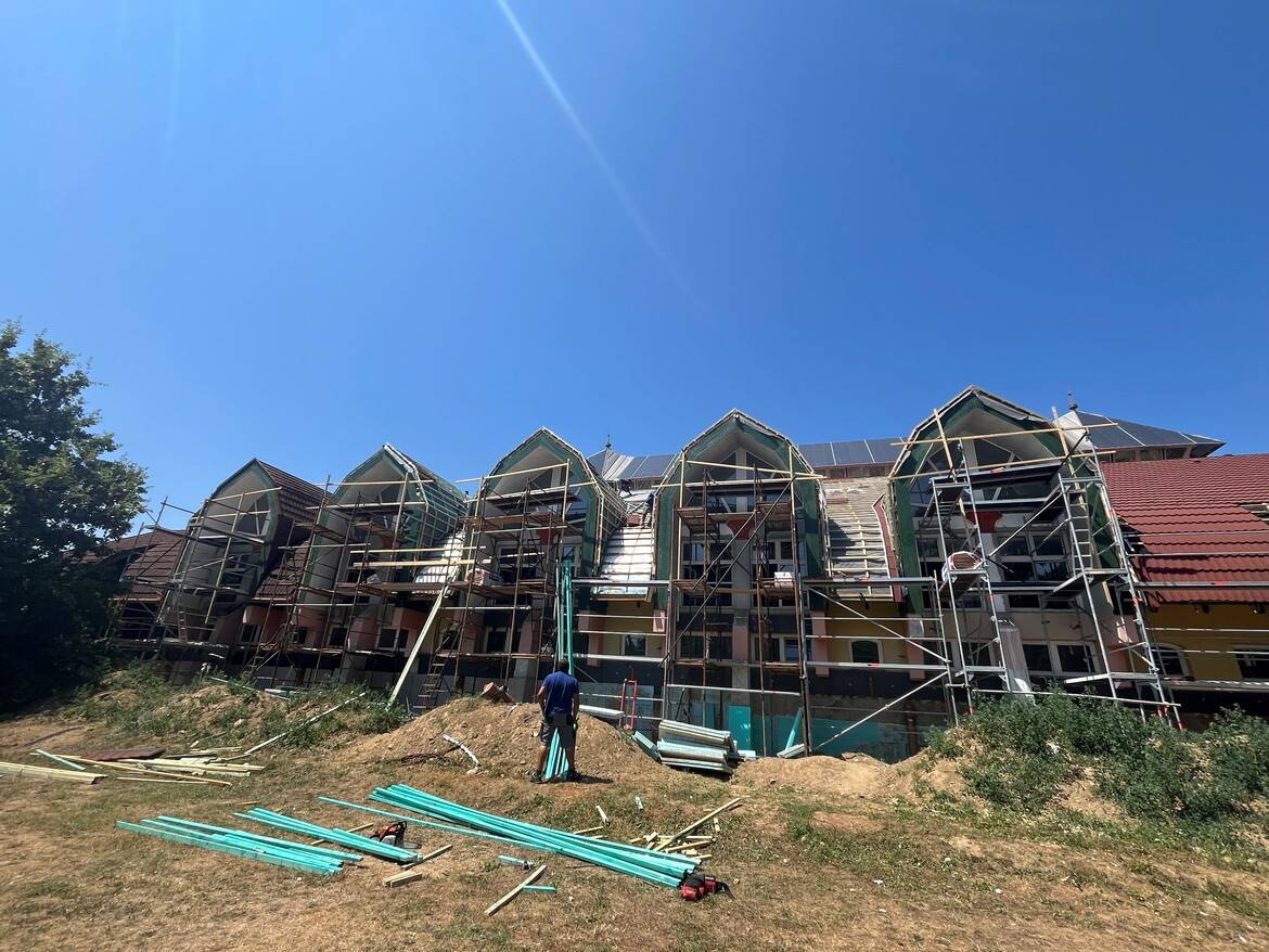 Formele caracteristice, curbate ale Sălii de sport din Nagyatád nu pot fi acoperite de orice ţigle de acoperiş.