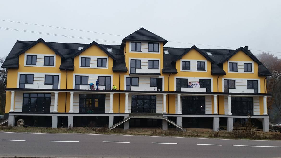 GERARD KORONA ŠINDRA Charcoal Hotel Giby