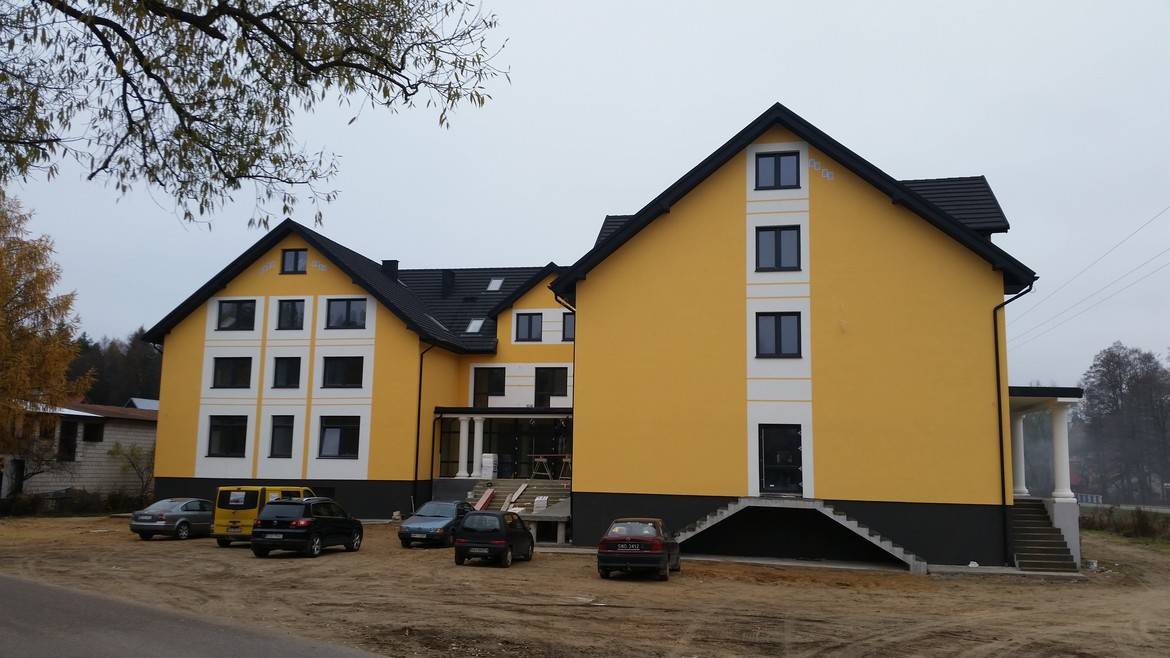 GERARD KORONA ŠINDRA Charcoal Hotel Giby