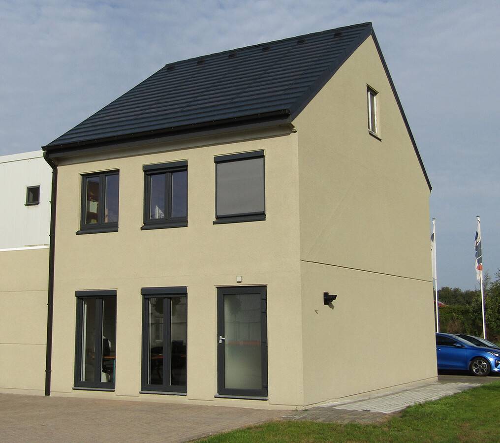 eQube solarni strešnik Eleganta Black