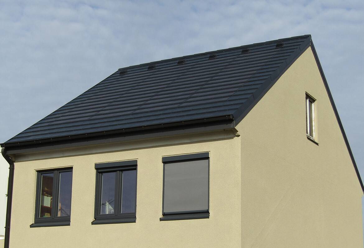 eQube solarni strešnik Eleganta Black