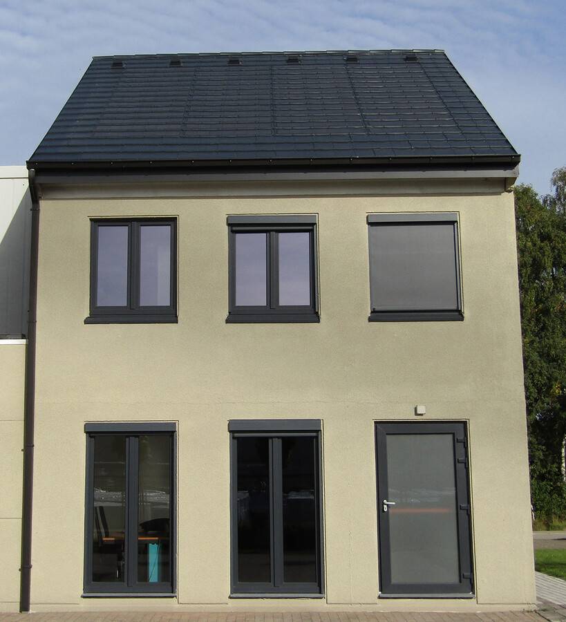 eQube solarni strešnik Eleganta Black