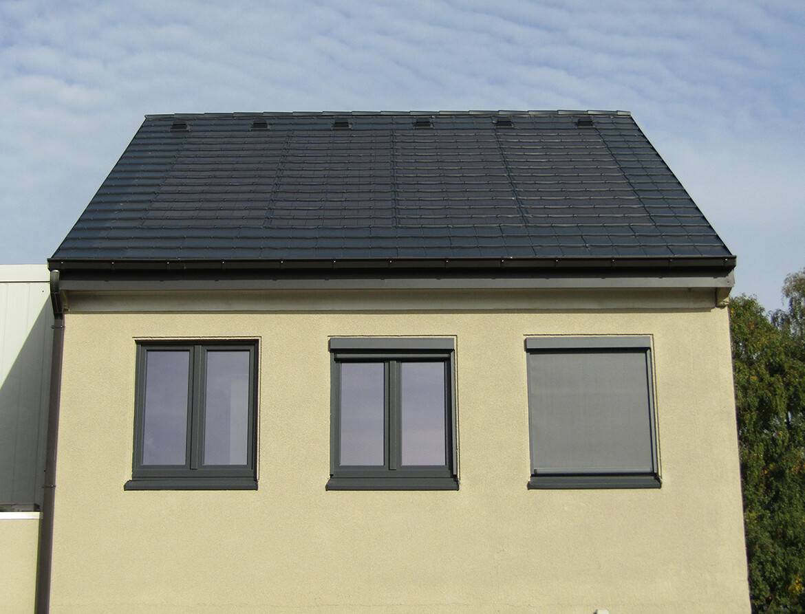 eQube solarni strešnik Eleganta Black