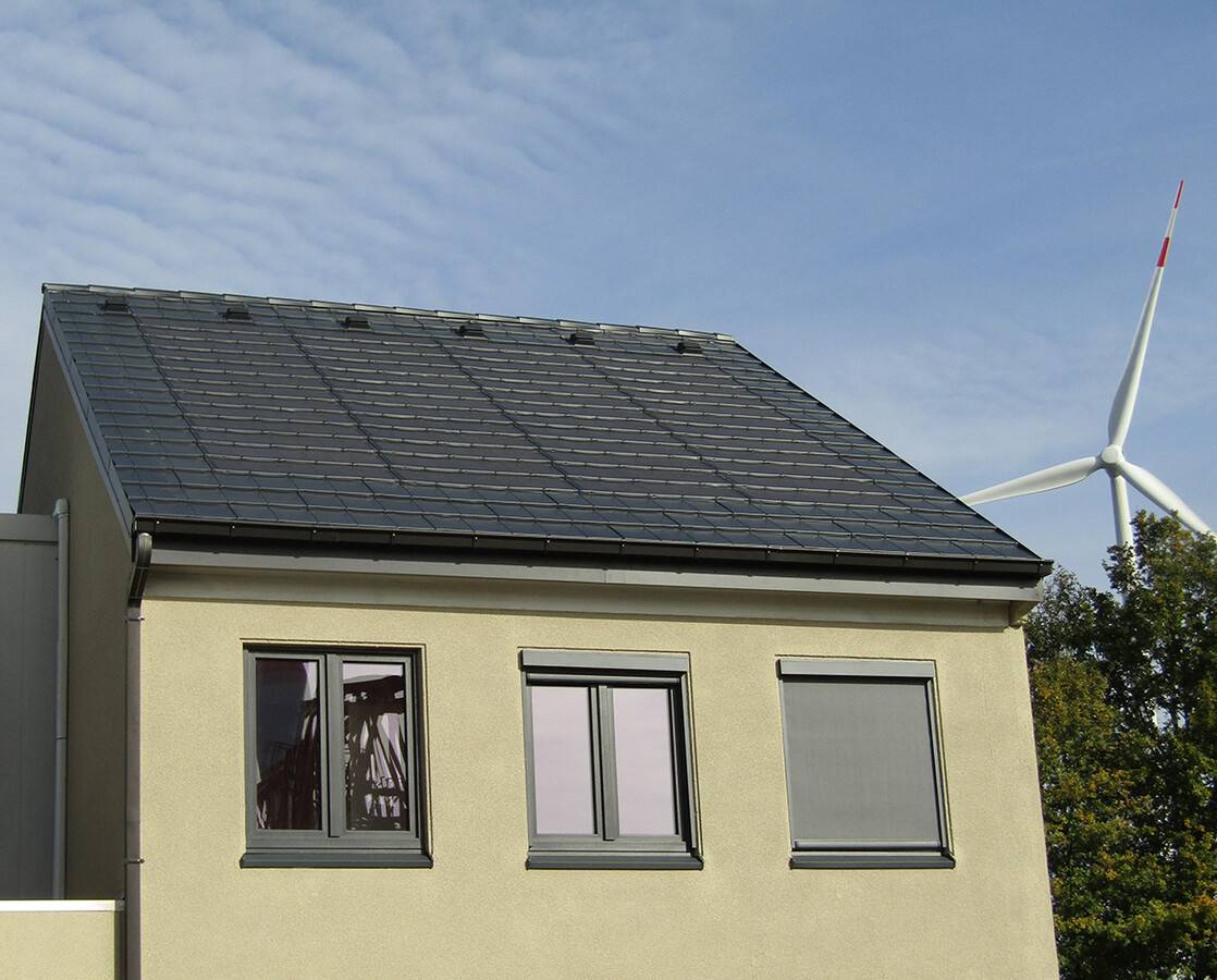 eQube solarni strešnik Eleganta Black