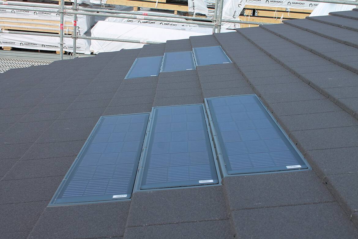 eQube solarni strešnik Eleganta Black