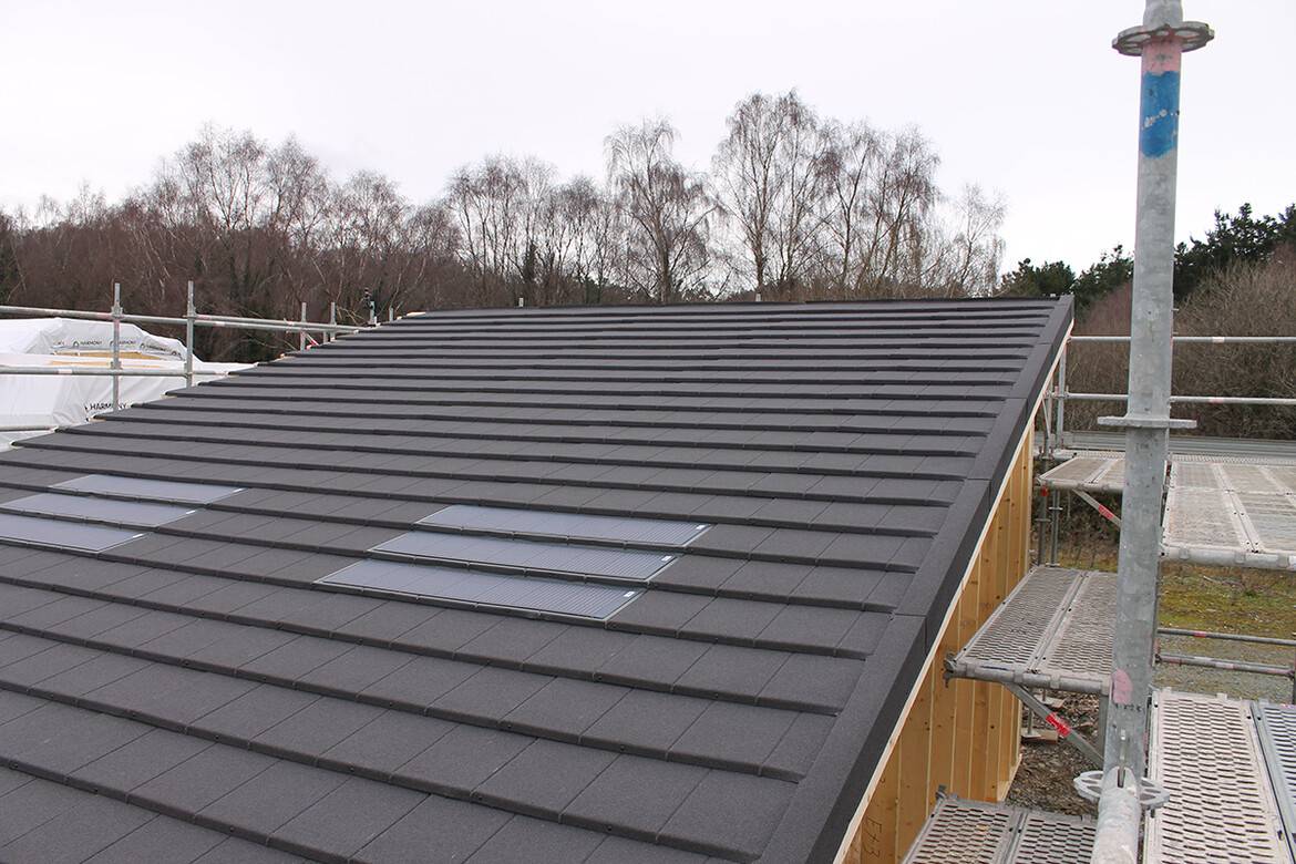 eQube solarni strešnik Eleganta Black