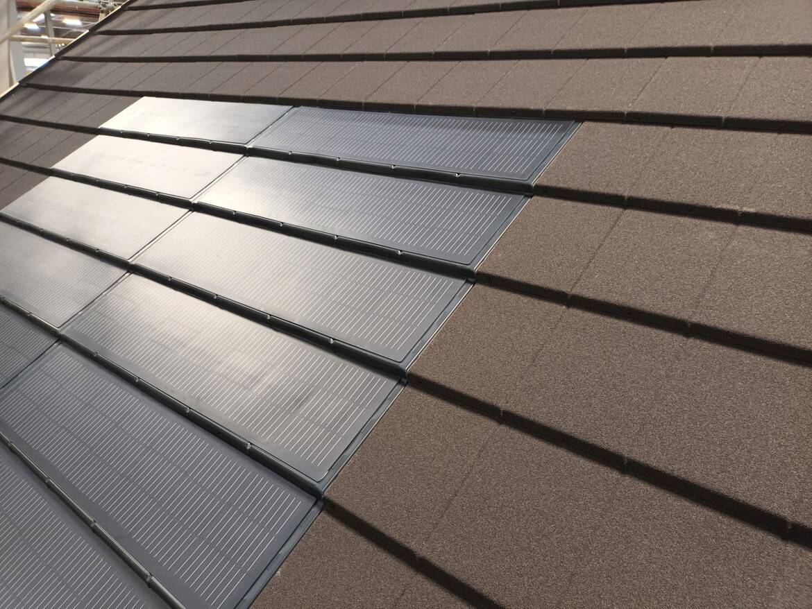eQube solarni strešnik Eleganta Black