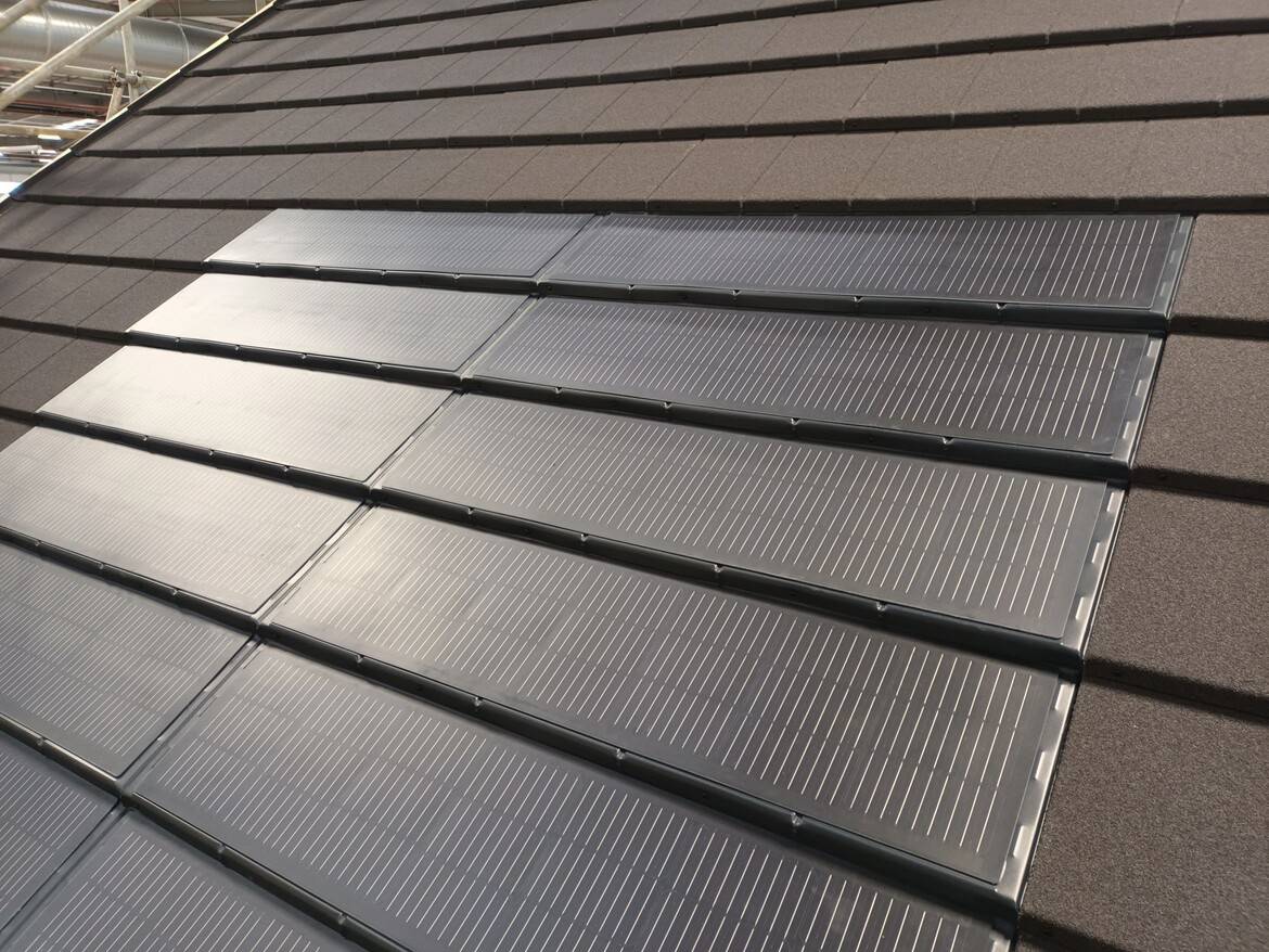 eQube solarni strešnik Eleganta Black