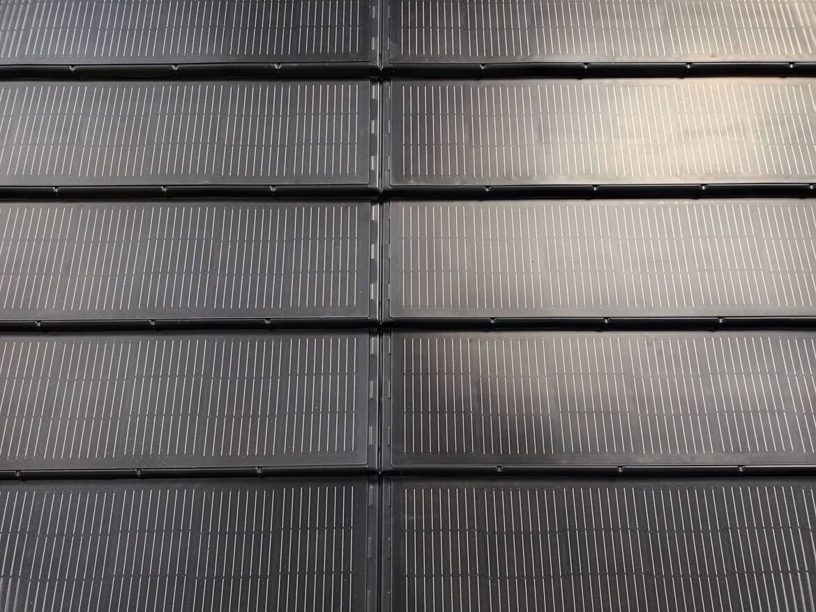 eQube solarni strešnik Eleganta Black