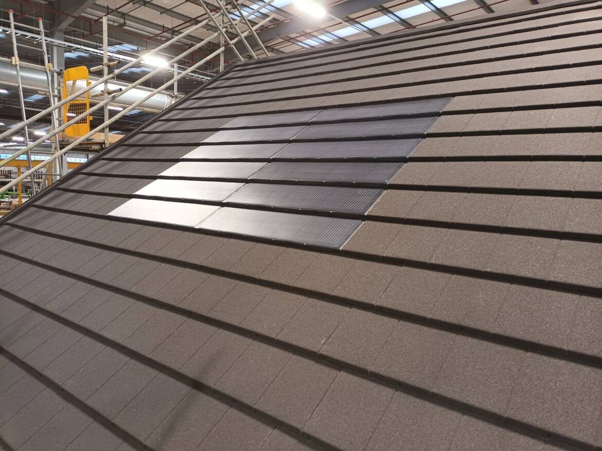 eQube solarni strešnik Eleganta Black
