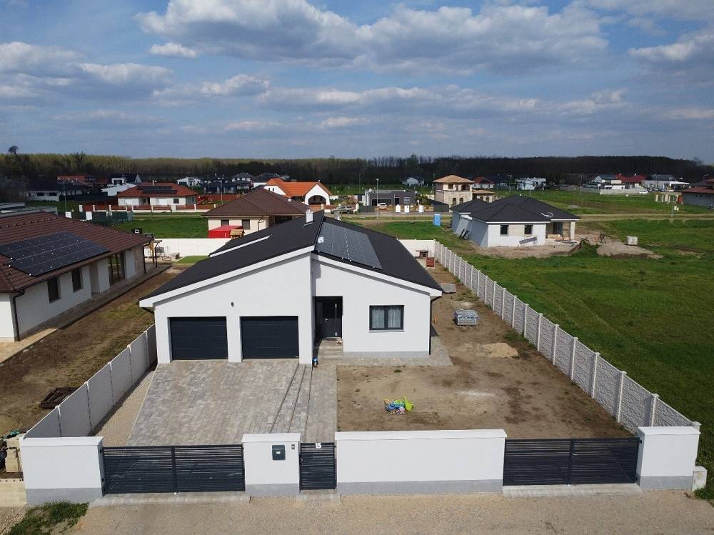 Primer študije: Namesto betonske so izbrali jekleno kritino s posipom