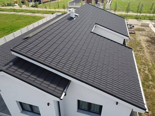 Primer študije: Namesto betonske so izbrali jekleno kritino s posipom