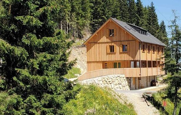 Prenovljena Mozirska koča na Golteh v sožitju z lokalnim okoljem in alpsko arhitekturo