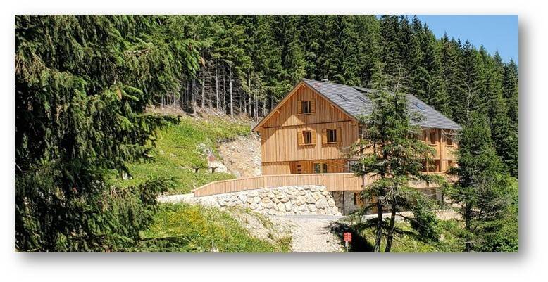 Prenovljena Mozirska koča na Golteh v sožitju z lokalnim okoljem in alpsko arhitekturo