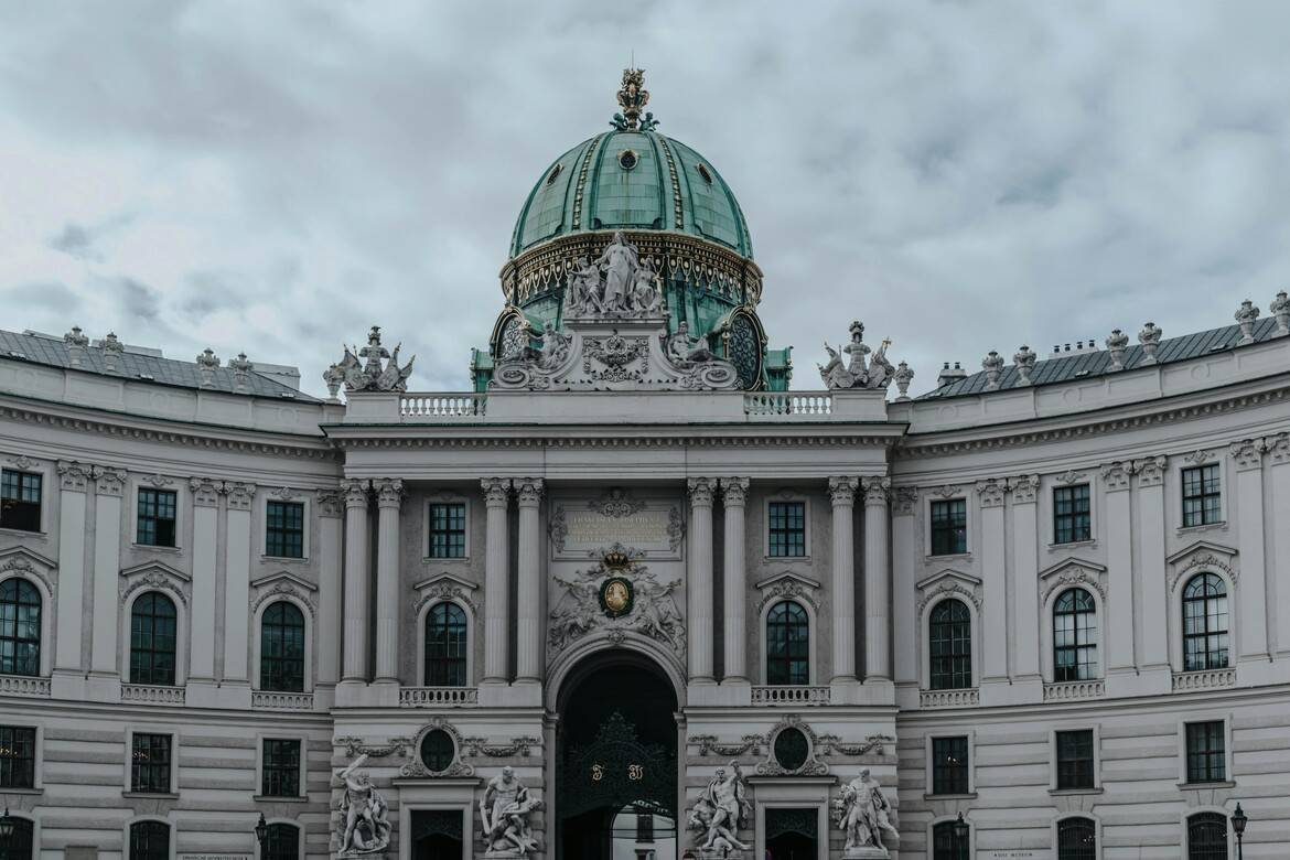 Umetnost in tradicija ohranjanja zgodovinskih streh Evrope