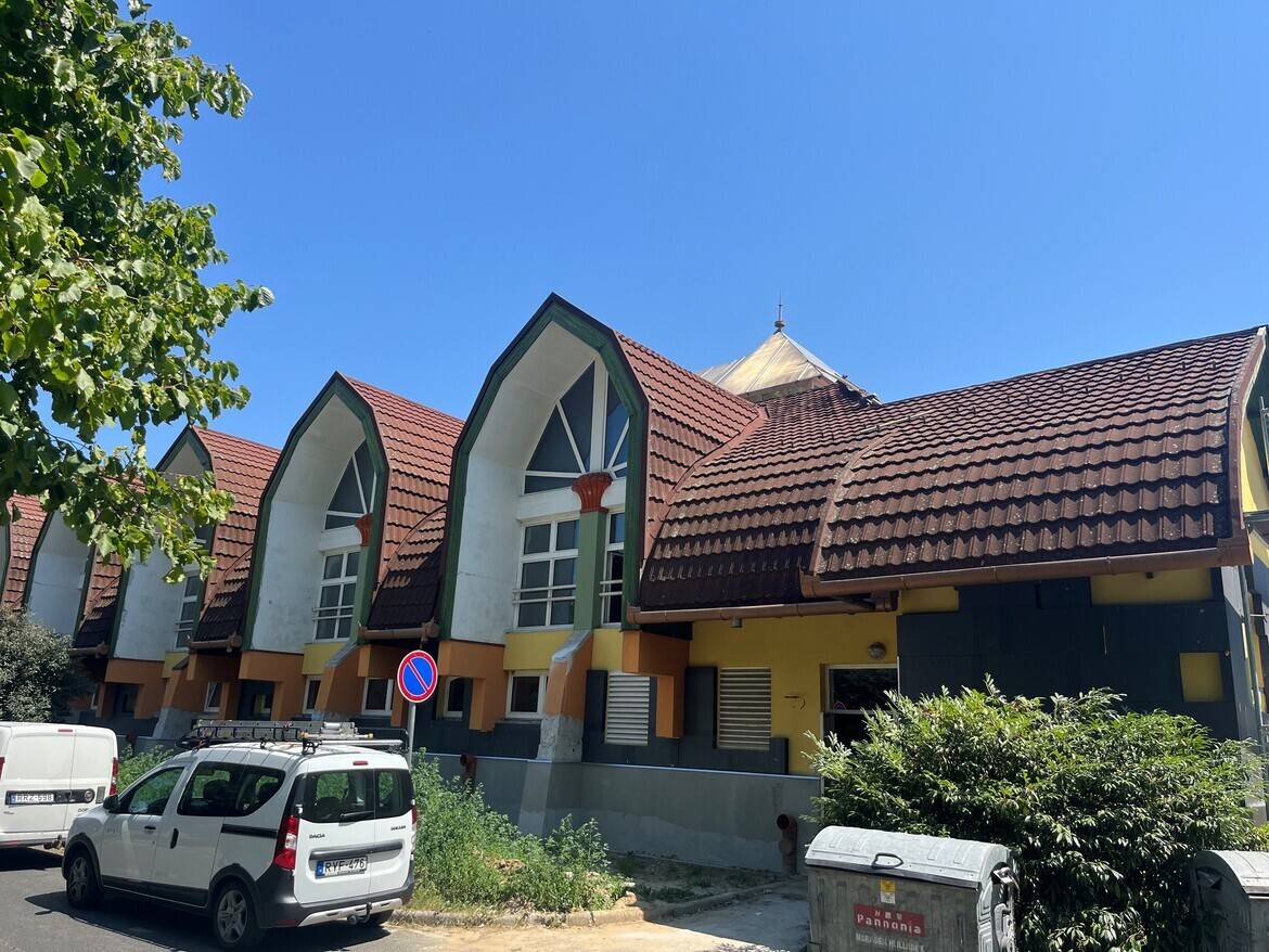 Najboljša reklama: stranka, ki se vrača. Športna dvorana je ponovno dobila kovinsko streho s kamnitim posipom