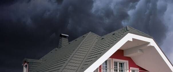 6 največjih mitov o kovinskih strehah: ločimo dejstva od fikcije – ultimativni vodič za sodobne kovinske strehe