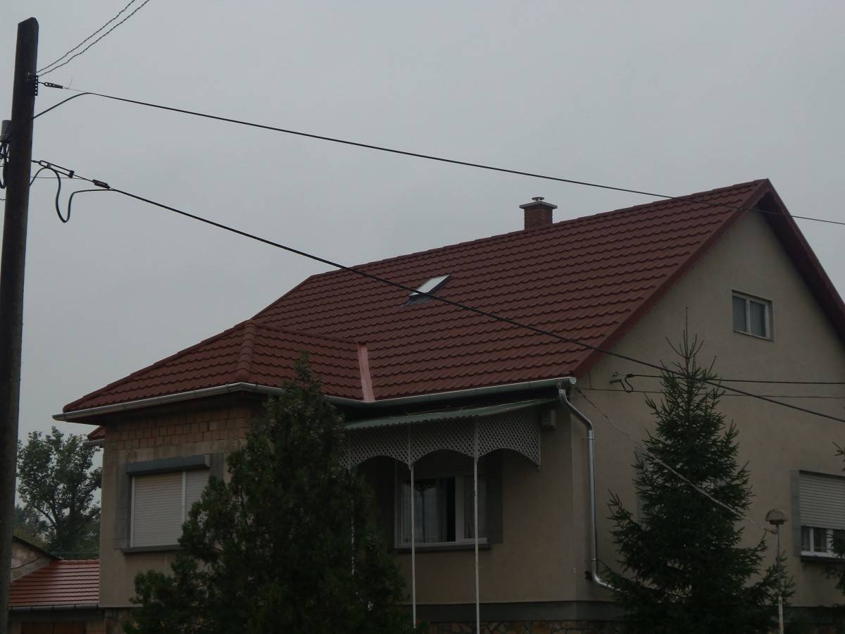Kétszintes családi ház fedésének cseréje