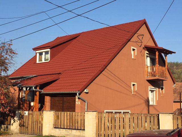Nyereg tető