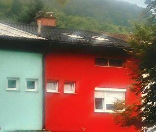 Večstanovanjska hiša