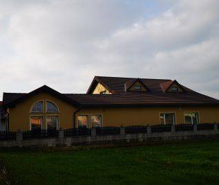 Večstanovanjska hiša