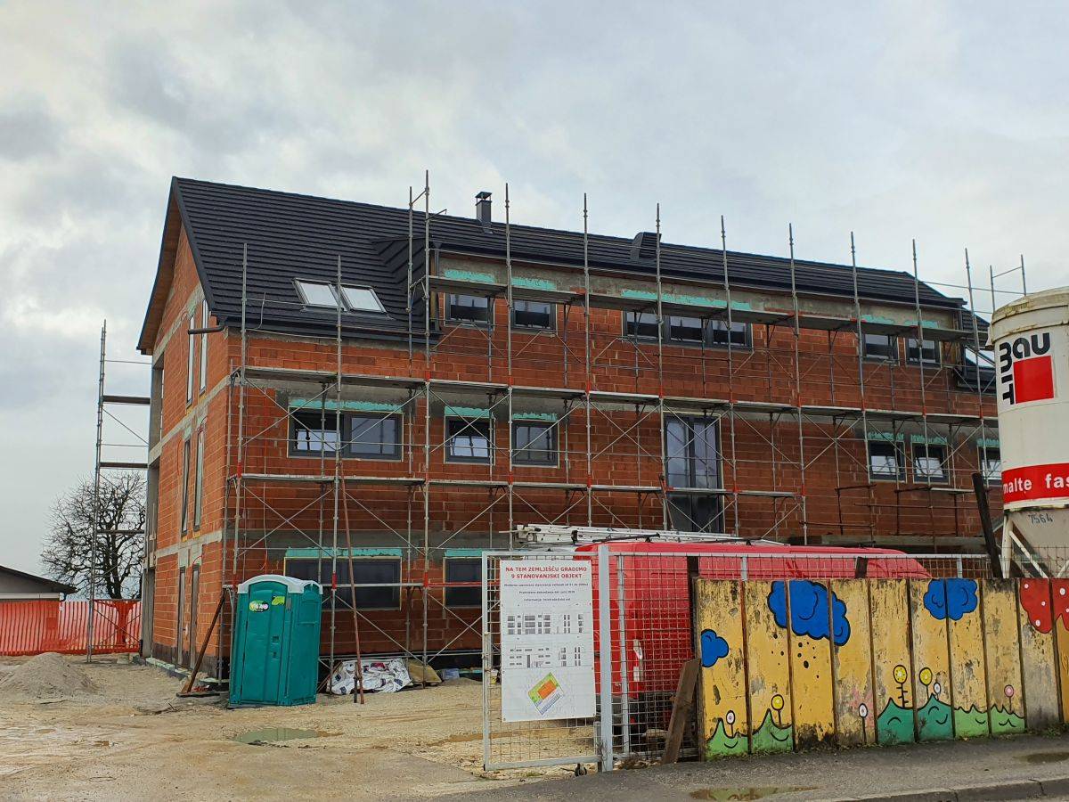 Večstanovanjska hiša