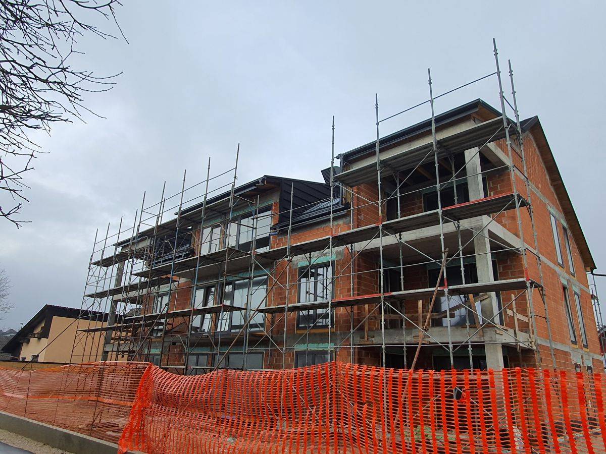 Večstanovanjska hiša